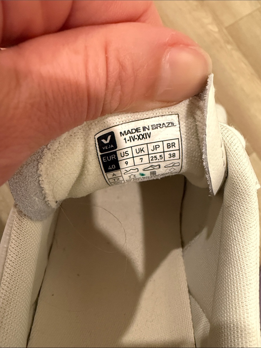 Veja V-90 Sneakers - Picture 8 of 8